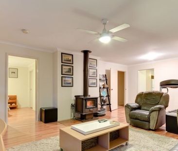 SPACIOUS FAMILY HAVEN IN A PRIME LOCATION - Photo 1