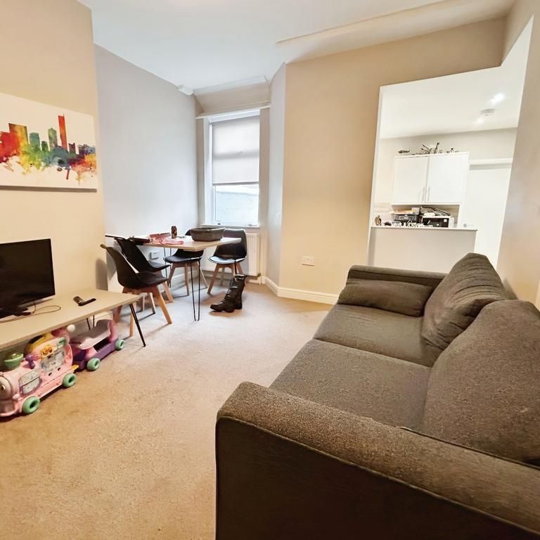 4 bedroom end of terrace house to rent - Photo 1