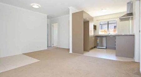 Handy to train station & motorways. Modern home. - Photo 3