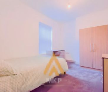 5 Bedroom 1.5 Bathroom - Photo 4