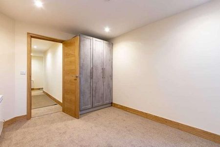 Modern Luxury Bedroom Apartment Set In Heart Of Hemel Old Town, HP2 - Photo 4