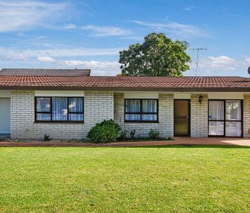 Sunny & Tidy 3 bedroom home in desirable area - Photo 4