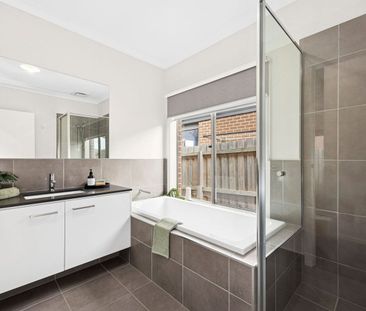 Bright and spacious upgraded home! - Photo 4