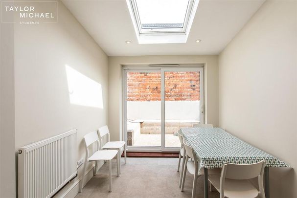 6 bedroom terraced house to rent - Photo 1