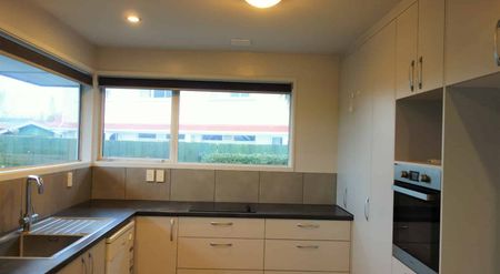 Great Location 3-Bed House with Double Garage - Photo 2