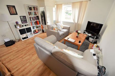 2 bedroom Flat in Ash Grove, Leeds - Photo 3