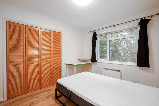 Spacious two bedroom flat, located close to East Putney station. - Photo 1