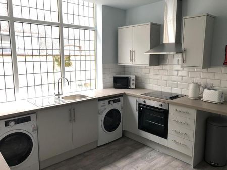 1 bedroom in a house share to rent - Photo 2