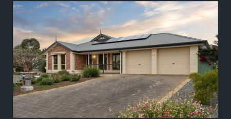 Spacious Family Home with Multiple Living Areas! - Photo 2