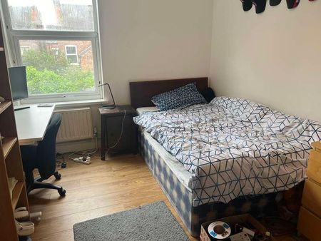 Arthur Avenue: Bed Student House, NG7 - Photo 2
