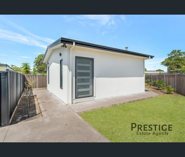 Large Family Residence! - Photo 2