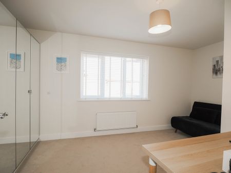 3 bedroom semi-detached to let - Photo 2