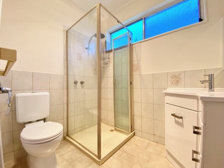 LOVELY THREE BEDROOM HOME - GARDEN MAINTENANCE INCLUDED - Photo 4
