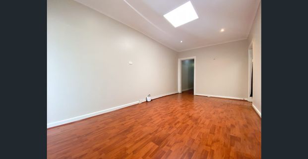 Charming Two-Bedroom Terrace in a Prime Location - Photo 1