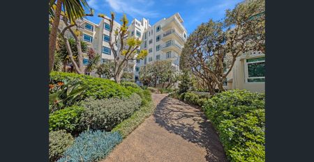 Stylish City-View Apartment in the Heart of Port Melbourne - Photo 5