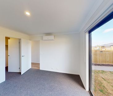 COSY LIVING IN BROOKFIELD! - Photo 2