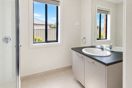 Modern 4 bedroom home in Mooroopna - Photo 4