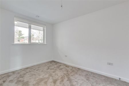 2 bedroom flat in Enfield Road- - Photo 2