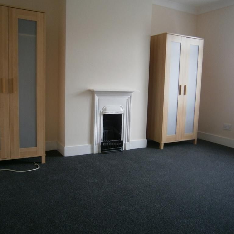 4 bedroom semi-detached house to rent - Photo 1
