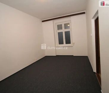 Pěkný byt 2+1 ve třetím patře cihlového domu v Karlových Varech Ryb... - Photo 2