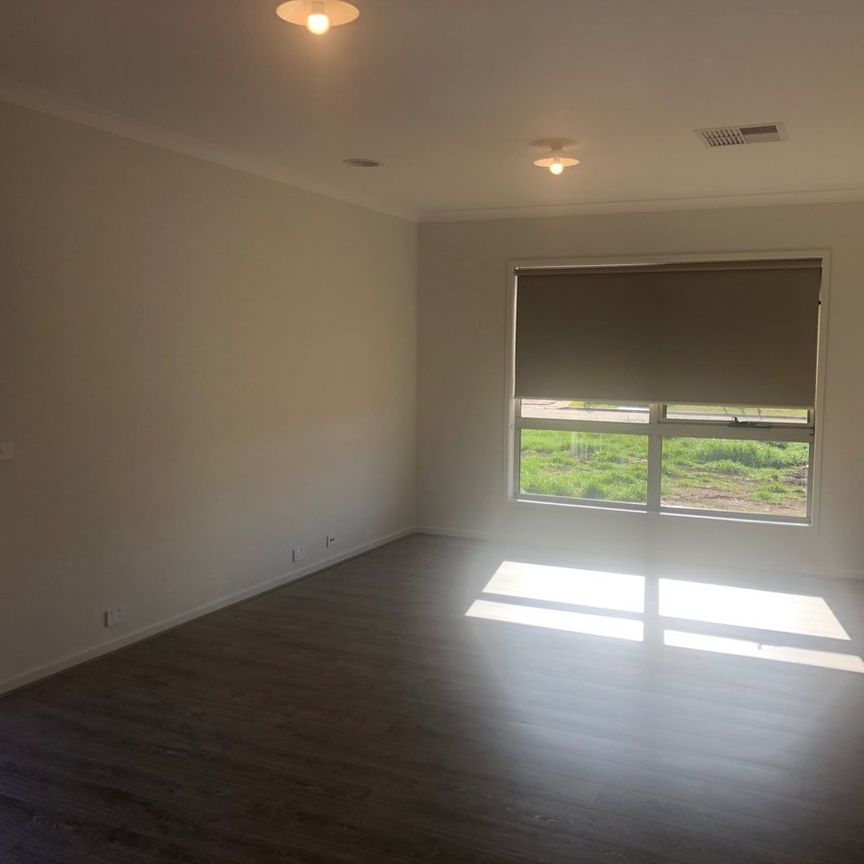 Family Home - 3 bedrooms, 2 Spacious Living, Double Garages - Photo 1