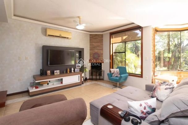 Casa com 3 quartos e 700m² para alugar em Hípica, Porto Alegre. - Photo 1