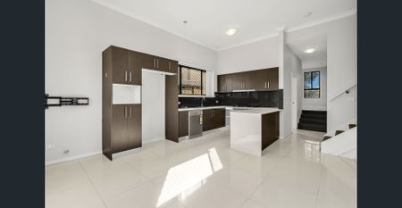 Stunning three-bedroom duplex in ideal location - Photo 4