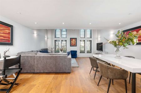 An exceptional three-bedroom triplex apartment, in immaculate condition, set within the iconic Playfair at Donaldson’s, with two private underground parking spaces - Photo 3