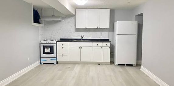 8 THORNCLIFFE AVE. # 1 - LOWER LEVEL STUDIO/ 1BATH, LAUNDRY, UTLS FREE - Photo 2