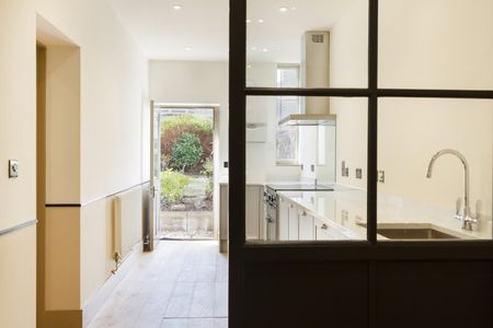 2 Bed Flat - Photo 4