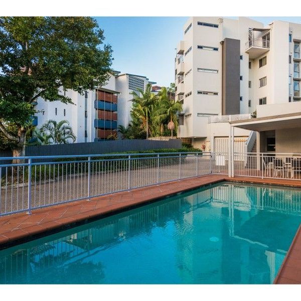 FULLY FURNISHED - Bright and Breezy in the heart of Toowong - Photo 1