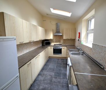 6 bedroom detached house to rent - Photo 3