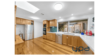 Immaculate Family Home Offering Comfort and Convenience !! - Photo 2