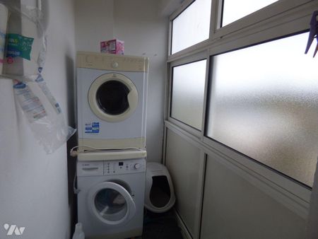 Appartement au troisième étage, comprenant : Entrée, couloir avec placards, deux chambres, WC,... - Photo 3