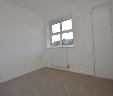 3 Bedroom Semi-Detached House - Photo 3