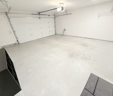 Immaculate Three Bedroom Townhome with Two Car Garage in Surrey Cen... - Photo 6