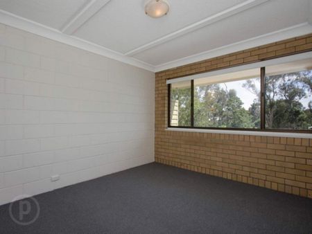 Tidy top floor unit - Photo 5