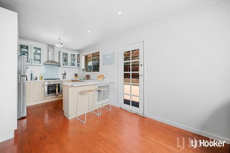 Spacious 4 Bedroom Family Home in a Prime Crestwood Location - Photo 3