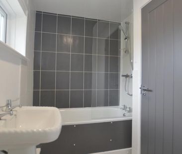 3 bedroom end of terrace house to rent - Photo 2