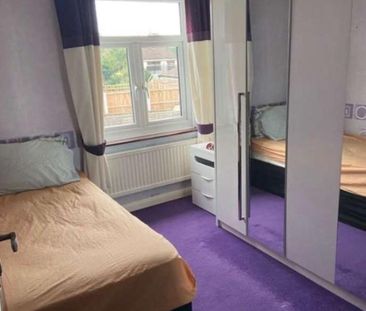 Chafford Walk, Rainham, RM13 - Photo 3