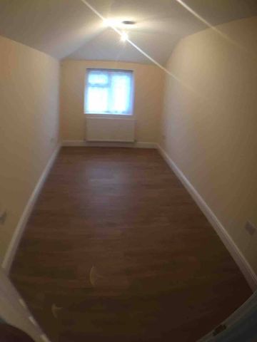 Beautiful 4/5 Bed house to let for £3500 in Wembley HA9 Available 7th November 2025 - Photo 4