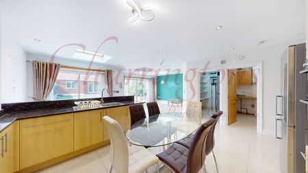 Elegant Spacious House To Let Waltham Avenue Kingsbury NW9 - Photo 2