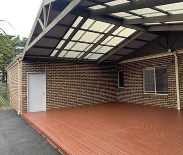 Fresh paint and carpet - Large Five Bedroom Home - Photo 5