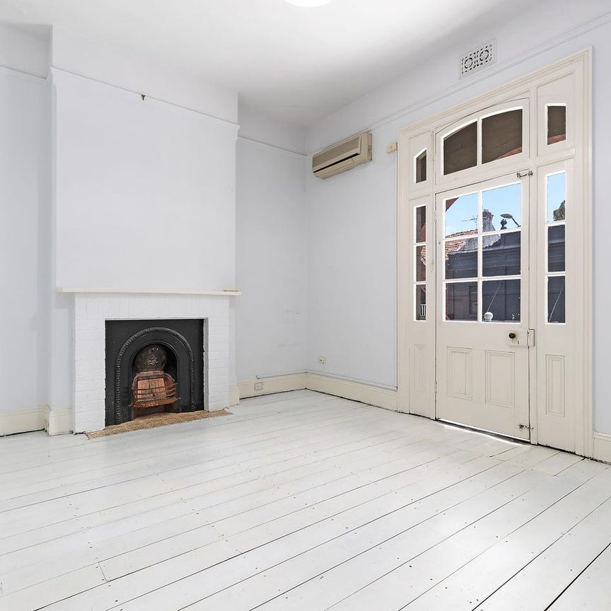 STYLISH APARTMENT IN THE HEART OF MOSMAN VILLAGE - Photo 1