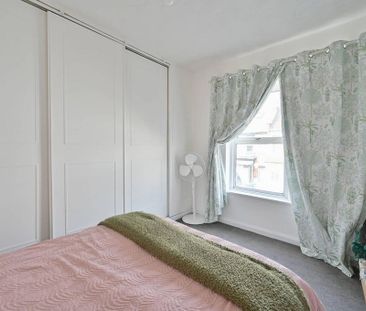 3 bedroom flat to rent - Photo 3