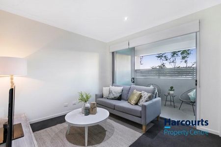 Gorgeous Three Bedroom Townhouse in Prime Location - Photo 2