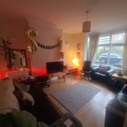 7 Bed - 1 The Village Street, Burley, Leeds - LS4 2PR - Student - Photo 1