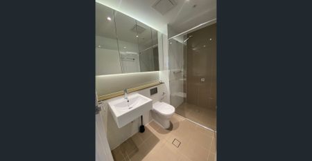 North Facing high level apartment with city and harbour view with timber floor - Photo 5