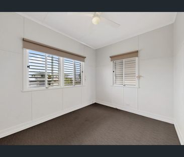 Freshly Updated 4-Bedroom Home - Moments from the Waterfront - Photo 5