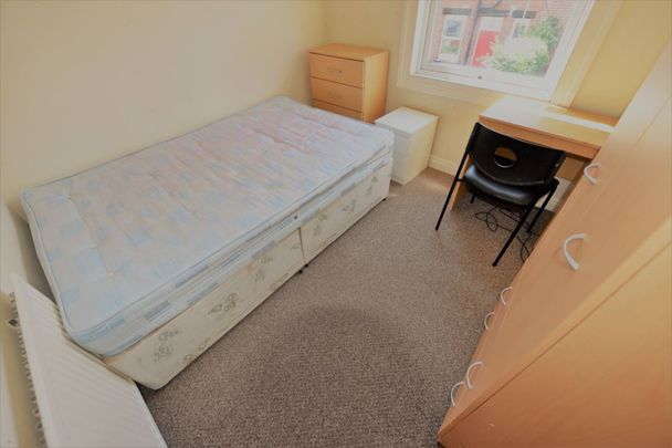 5 bedroom House in Headingley Avenue (5 Bed), Leeds - Photo 1